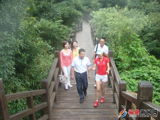 市長引導游客游覽.JPG