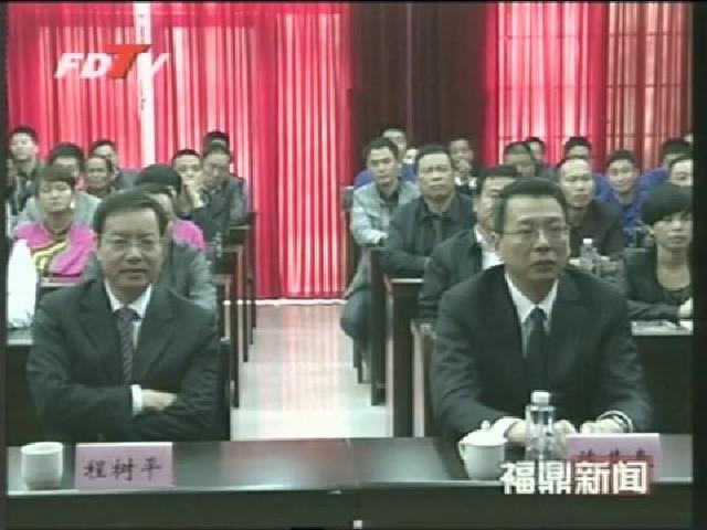 陳其春、程樹平、陳興華與柏洋村少數民族群眾收看十八大開幕式盛況