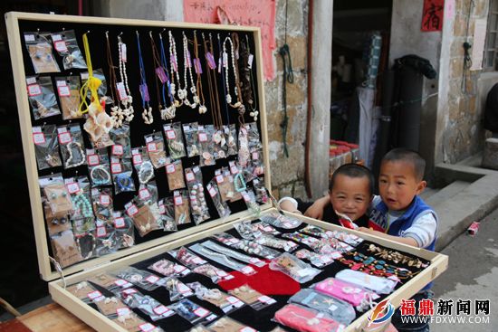 兩名6歲的小男孩在家人的協助下銷售自制的貝殼手工藝品.JPG