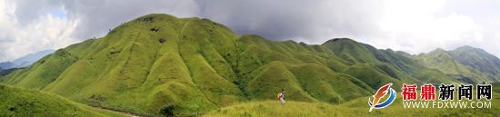 氣勢磅礴的后坪村萬畝高山草場 吳維泉攝.jpg