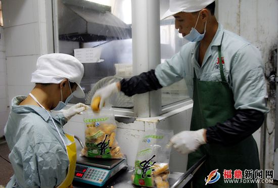 普通員工幫助殘疾人員工包裝產品.JPG