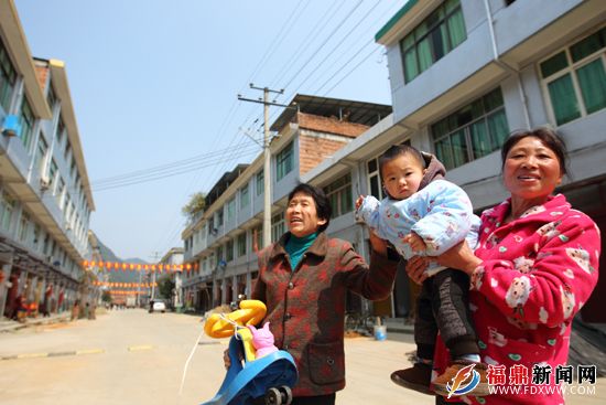 瞧，這里將成為旅游購物休閑一條街。赤溪村民杜大媽一家站著村口，臉上掛滿幸福（林熙  雷順號攝）.JPG