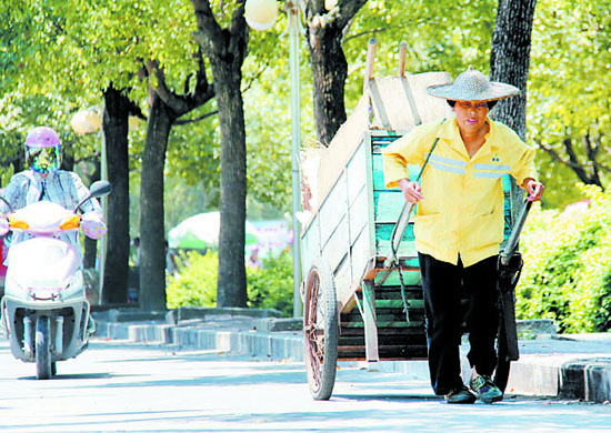高溫下的堅守 夏日，他們用汗水扮靚城市