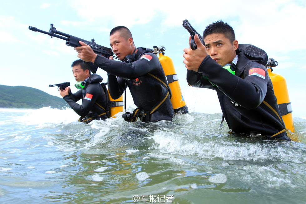 組圖：海軍陸戰隊蛙人南海訓練 手持水下槍