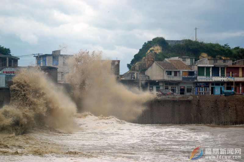 受臺風“燦鴻”影響   崳山沿岸掀起巨浪