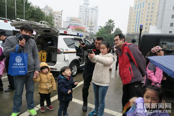 福鼎警方開展“向人民匯報”暨“群眾的110，你我的30年”110主題宣傳活動