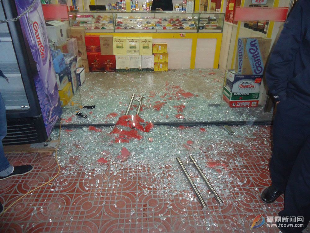 男子賒賬引糾紛 “發飆” 砸店被拘十日.jpg