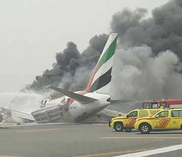 迪拜機場一飛機迫降發生事故：起落架折斷 發動機爆炸