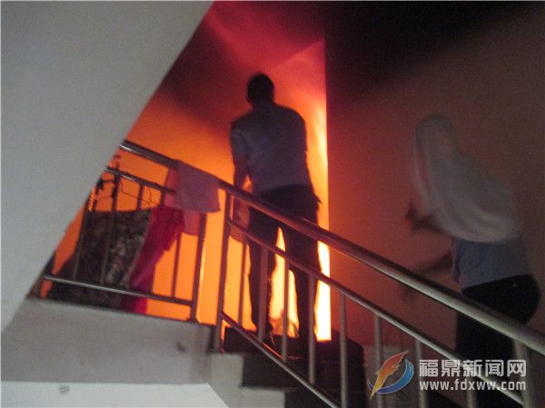 福鼎警方及時救火 群眾紛紛點贊 (1).jpg