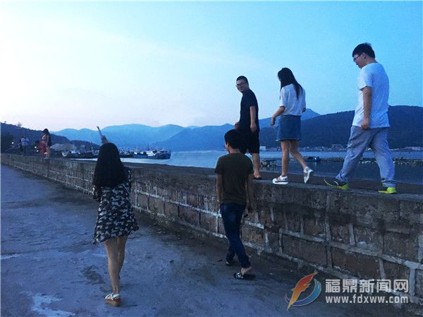 三兩好友，人群1.jpg