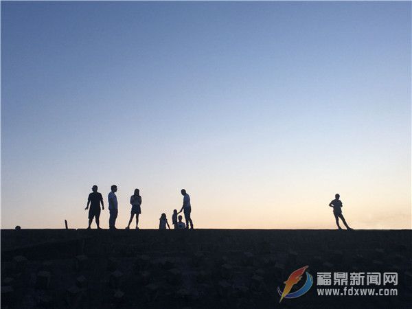 夕陽下，絡繹不絕的人群的剪影.jpg