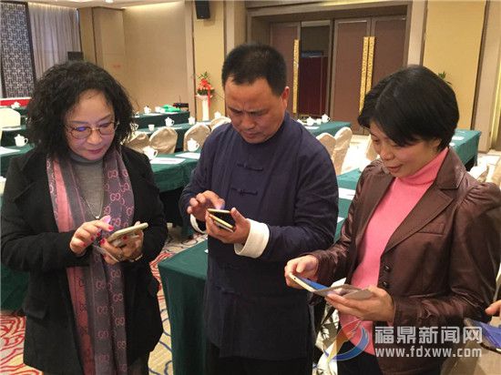 東南白茶張總與世博國際張總、寧德貿促會黃敏皓會長交換通訊方式.jpg