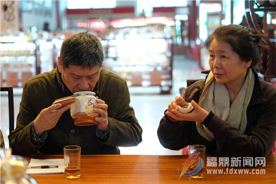 導演林小龍（左）聞著老白茶.jpg