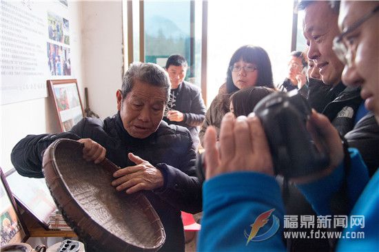 梅相靖老先生介紹自己父輩用過的傳統制茶工具.jpg