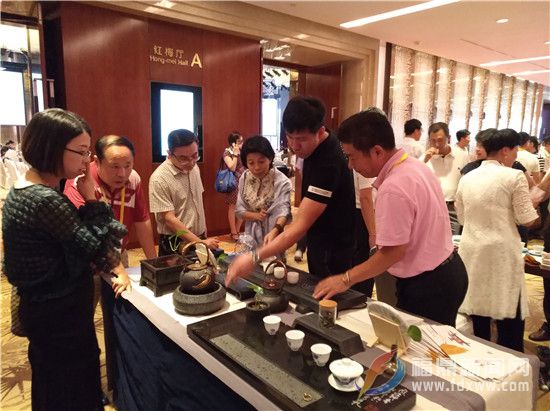 參會嘉賓對玄武巖加工成的茶具產生濃厚的興趣.jpg