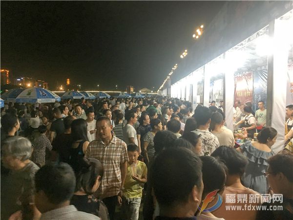 美食區人山人海.jpg