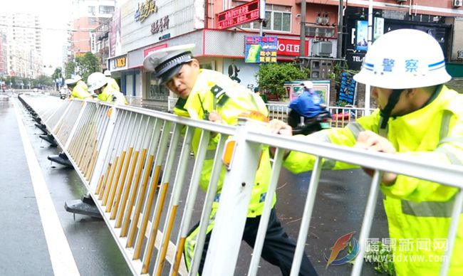 臺風“瑪莉亞”來襲 交警堅守一線維護交通