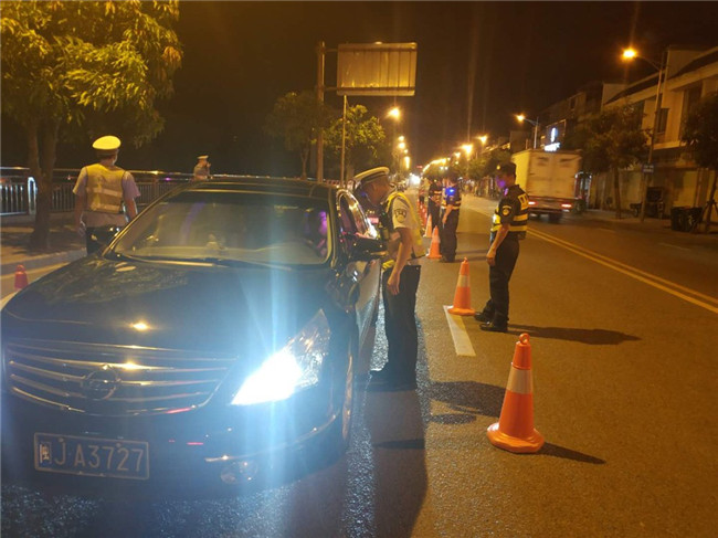 世界杯決賽期間交警大隊聯合特警 夜查酒駕