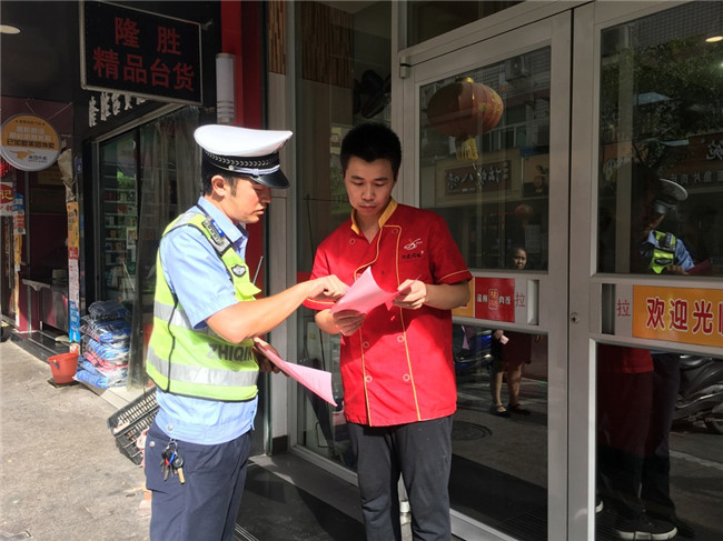 市區南大路實施三輪貨運電動車限時限行 交警大隊開展集中整治行動