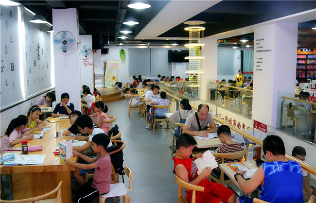 我市眾多中小學生走進書店過“書香暑假”