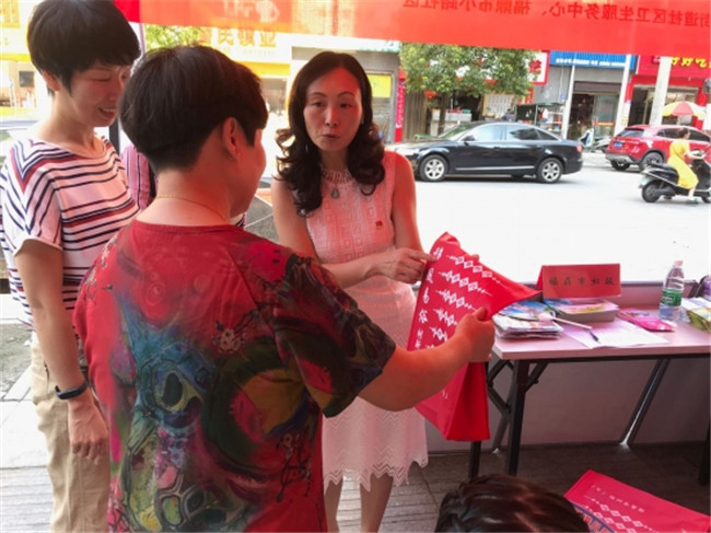 市婦聯黨支部開展在職黨員進社區活動