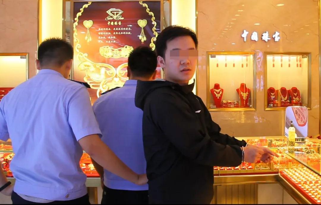 轟動全城！光天化日搶劫金店，現場畫面曝光！福鼎公安兩小時內迅速破案！