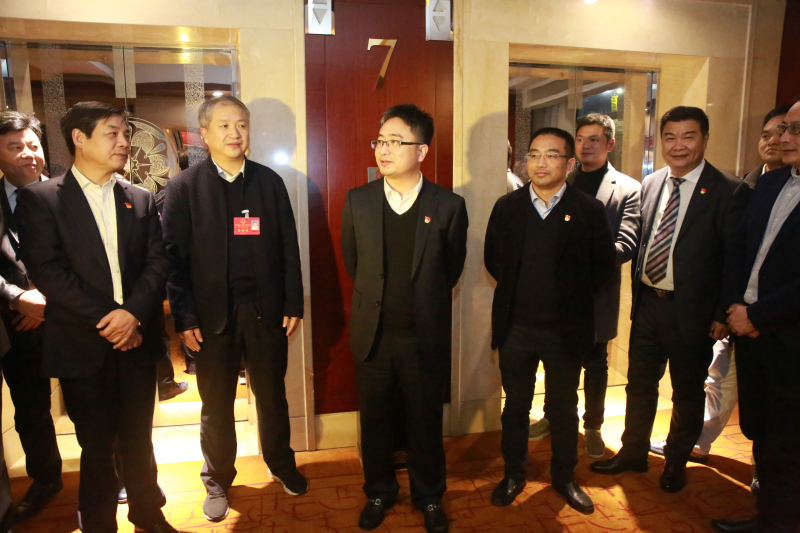 市領導看望參加“兩會”的人大代表和政協委員