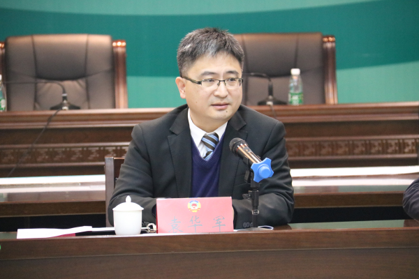 袁華軍與政協委員討論《政府工作報告》