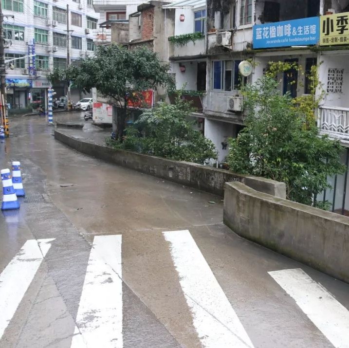 這處斜坡存隱患？市民建議：斜坡護墻加高，刷夜光漆