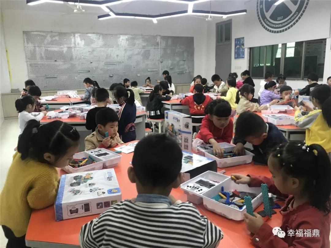 課堂上造臺燈，玩搭建……讓福鼎學生“腦洞大開”的創客教育是什么？