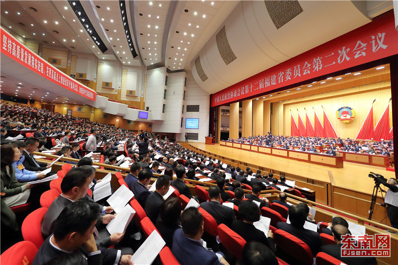 省政協十二屆二次會議閉幕 崔玉英主持并講話