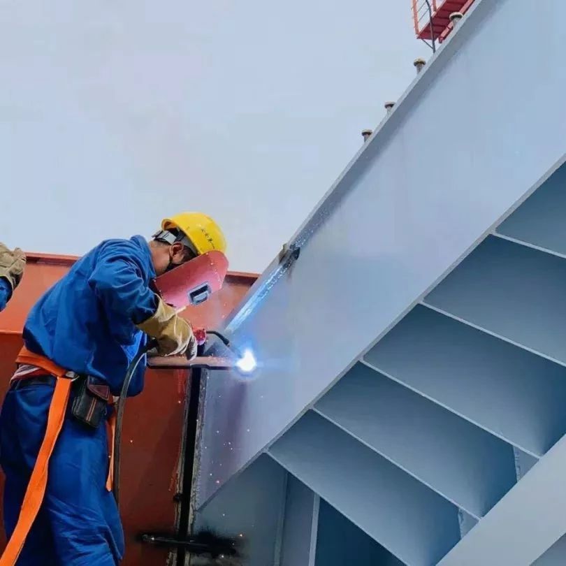 沙埕灣跨海大橋首片鋼槽梁成功架設，大橋上部結構施工正式啟動