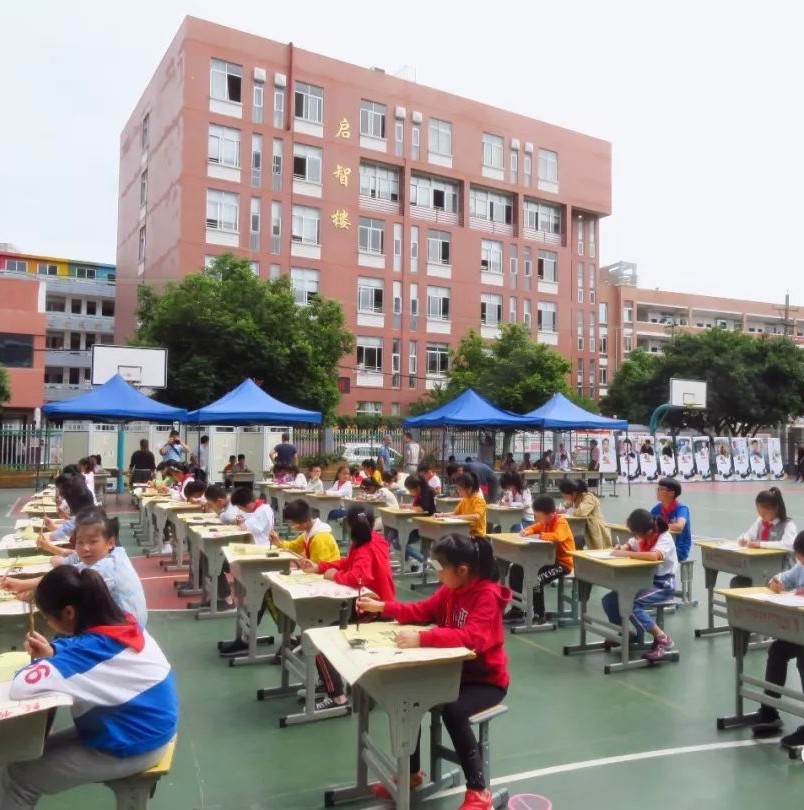 書法家走進校園，與師生一起豪氣揮正楷，墨香傳開