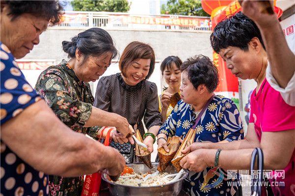 龍山社區：嘮家常包粽子送溫暖 社區居民提前過端午
