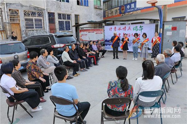 點頭理論輕騎兵小分隊快板宣講進社區