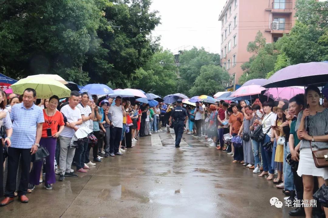 直擊高考第一天，祝福鼎考生逢考必“粽”！