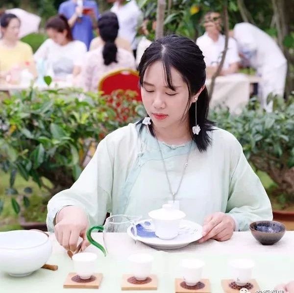 炎風暑雨時，愛此一杯白茶