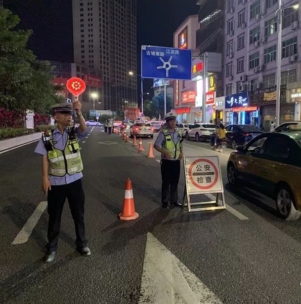 福鼎交警夜查濫用遠光燈，現場還設體驗環節......