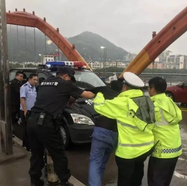 福鼎男子酒后欲跳河輕生，全靠他奮力一抱.......