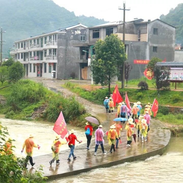 唱紅歌、參觀紀念館、重溫誓詞......他們重走紅軍路，重溫革命崢嶸歲月