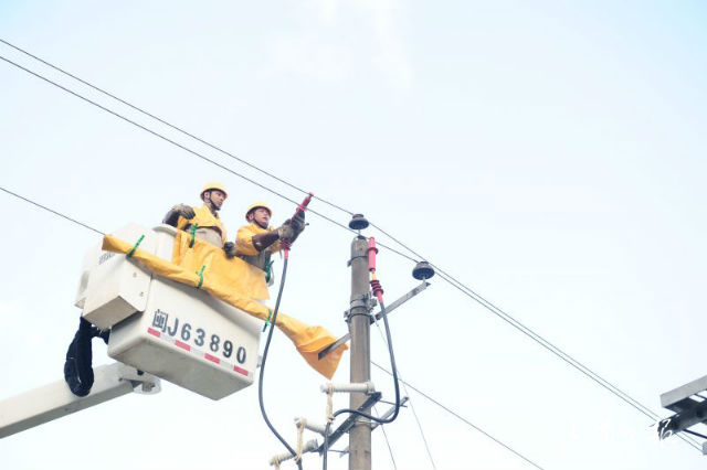 國網福鼎市供電公司首次使用10千伏中壓發電車 保障沙埕集鎮供電