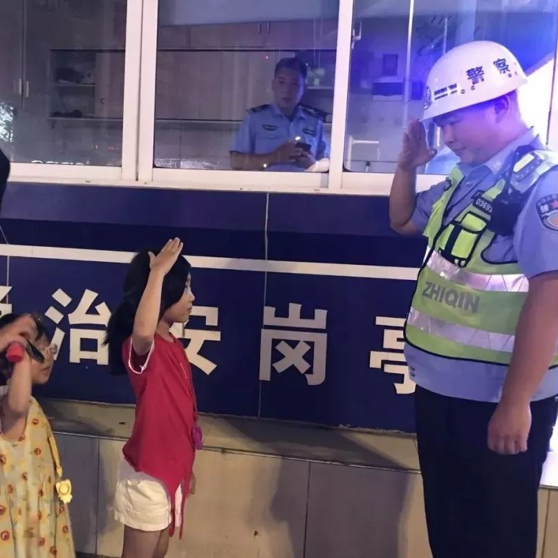 孩子走失交警相助，這個“超萌”敬禮讓人過目不忘