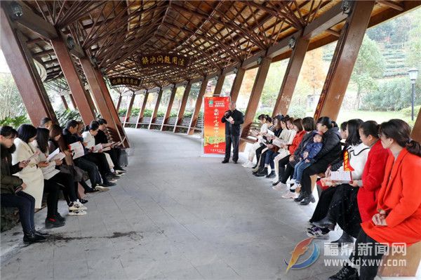點頭鎮召開學習貫徹黨的十九屆四中全會精神市委宣講團報告會
