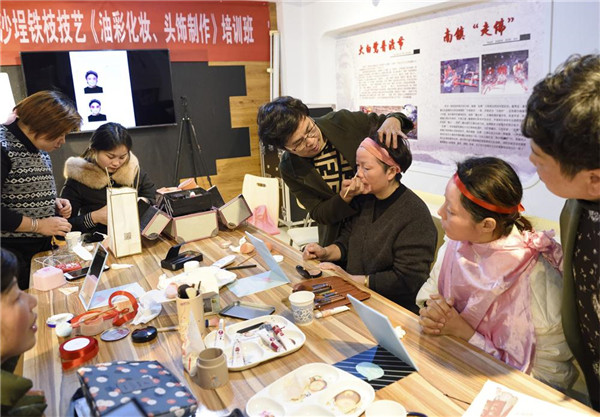 沙埕鎮舉辦非遺傳習鐵枝技藝——油彩化妝、頭飾制作培訓班