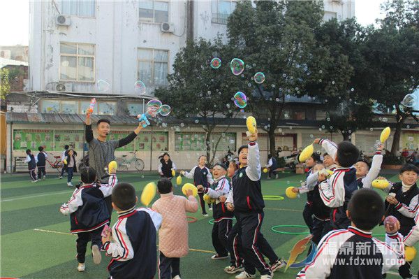 流美中心小學開展省教改項目教學研討活動暨青年教師優質課比賽