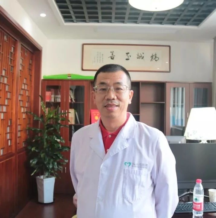 大醫精誠，醫心不改，一身白衣是他的信仰