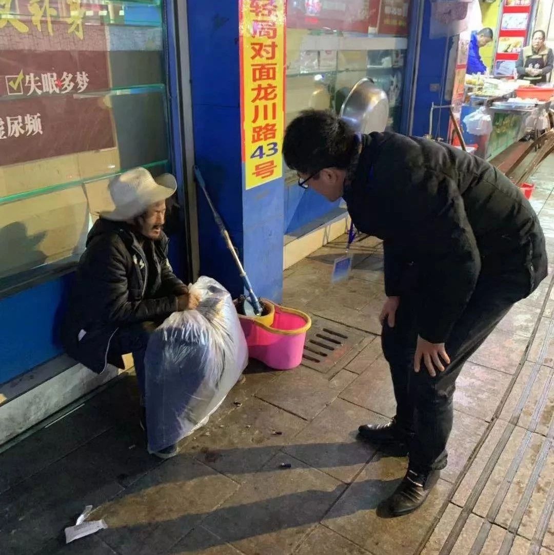 感動！寒冬深夜，是他們給流浪者送去溫暖