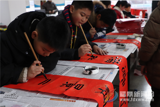 【網絡中國節?春節】小手執筆義寫春聯