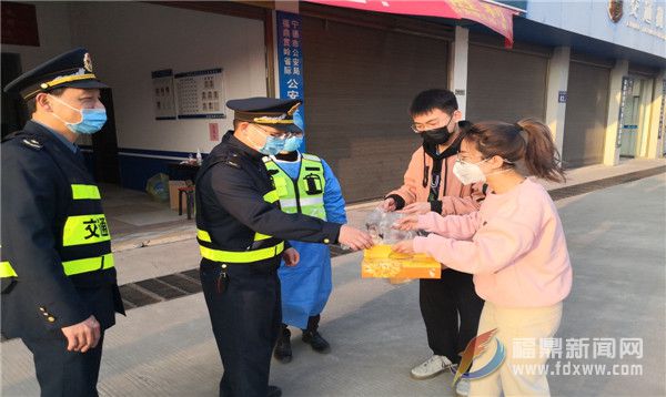 暖心！福鼎愛心店家慰問交通防控疫情點執勤人員