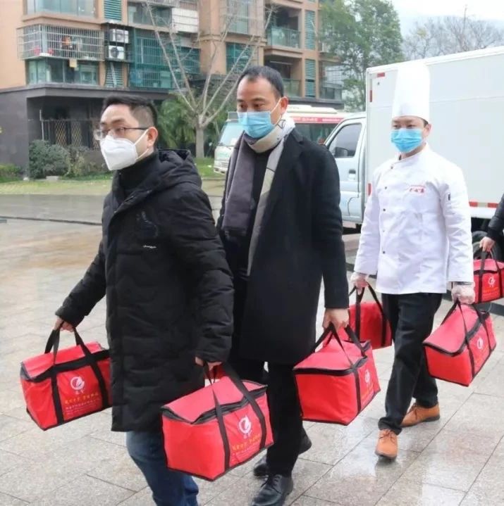 愛心送餐，暖心服務助力抗疫
